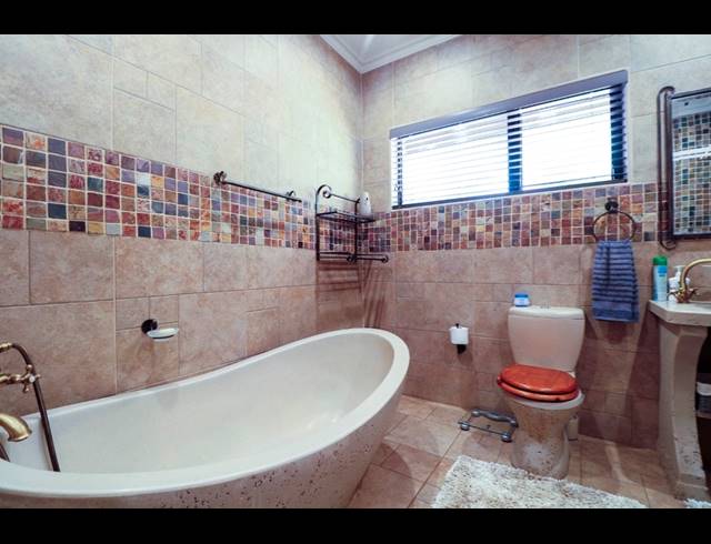 5 BEDROOM HOUSE FOR SALE IN PROTEA PARK